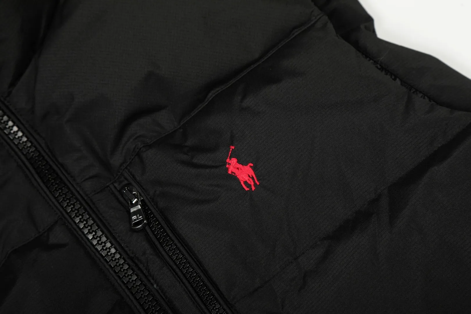 P490 Top quality" Style number: 9002# [Ralph Lauren winter basic solid color embroidery same style down vest for men and women] ✅Ralph Lauren American retro chest zipper high version top-level down filling winter down vest ✅100% high-quality white duck down, high version top-level down filling ✅Double-layer inner velvet to strictly prevent velvet running ✅Built-in adjustable drawstring, windproof and coldproof, considerate and in place ✅Original version, the maximum size can be worn up to 200 pounds. Loose and comfortable, no pressure. ✅Same style for male and female couples. Recommended OOTD wear in winter~ Size: S-XL Color: Black, Navy, Khaki, Wood Green